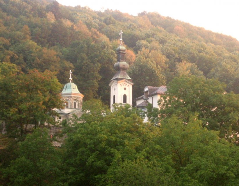 Manastir+Tavna+rana+jesen.jpg, 145 KB